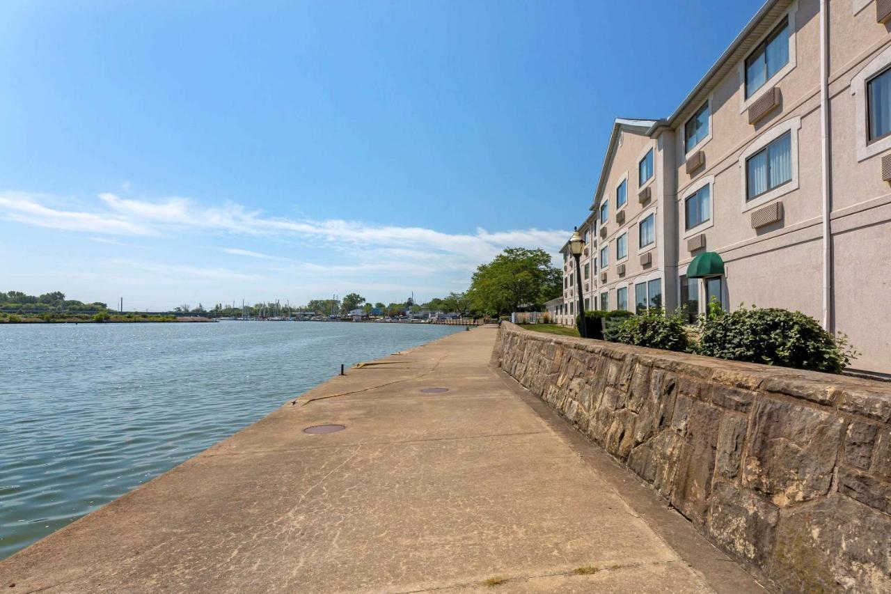 Comfort Inn River'S Edge Huron Bagian luar foto