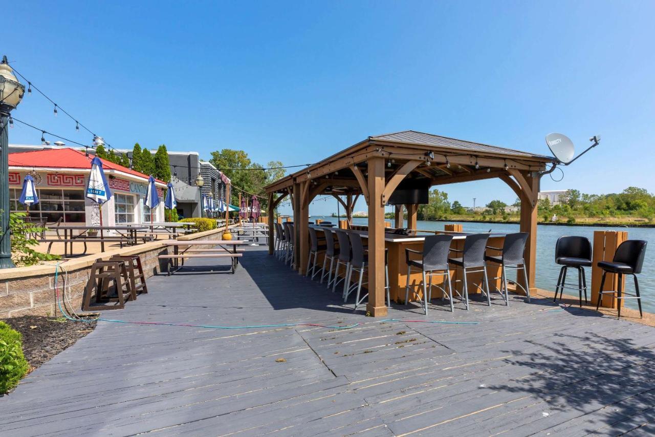 Comfort Inn River'S Edge Huron Bagian luar foto