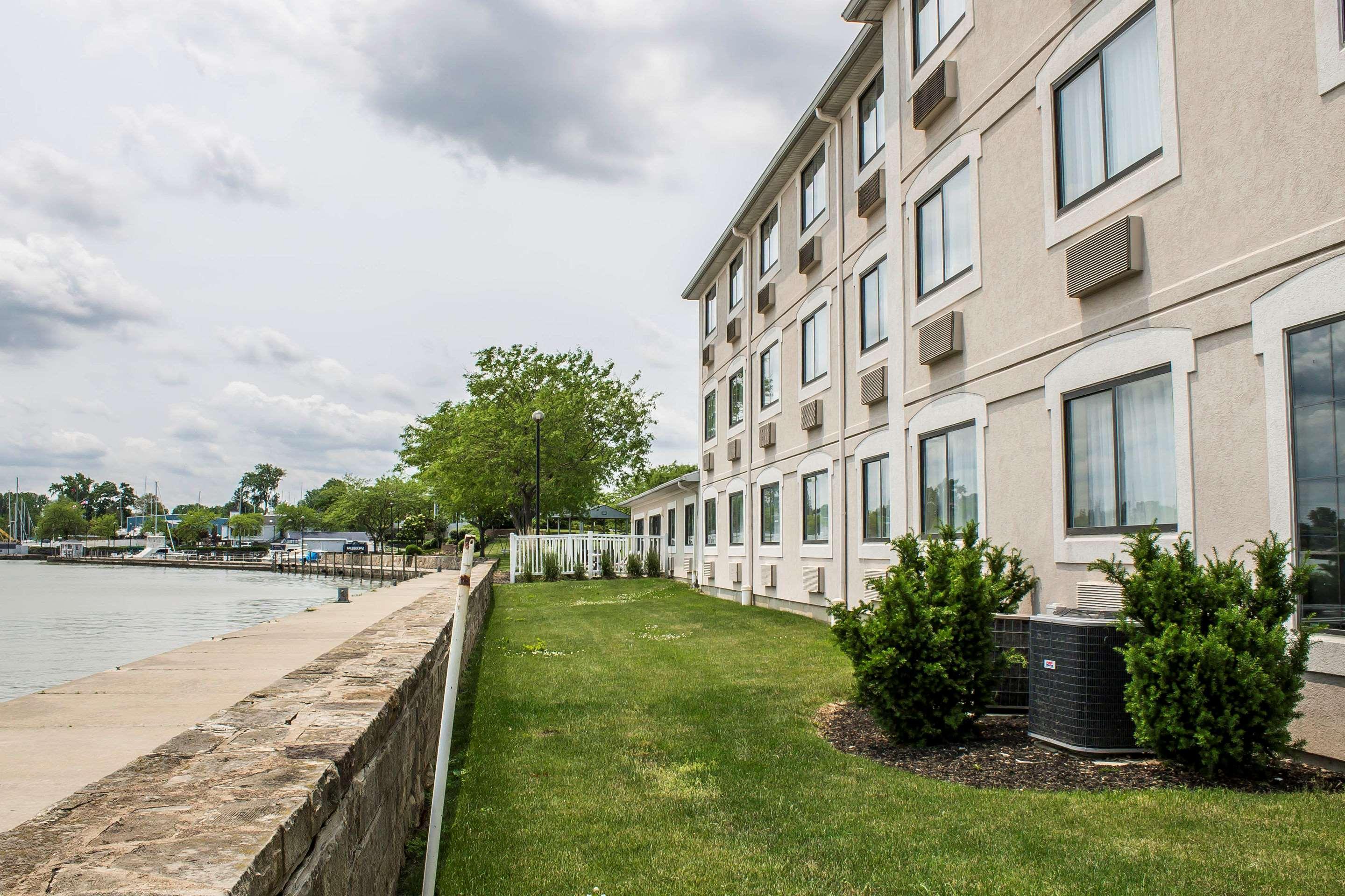 Comfort Inn River'S Edge Huron Bagian luar foto