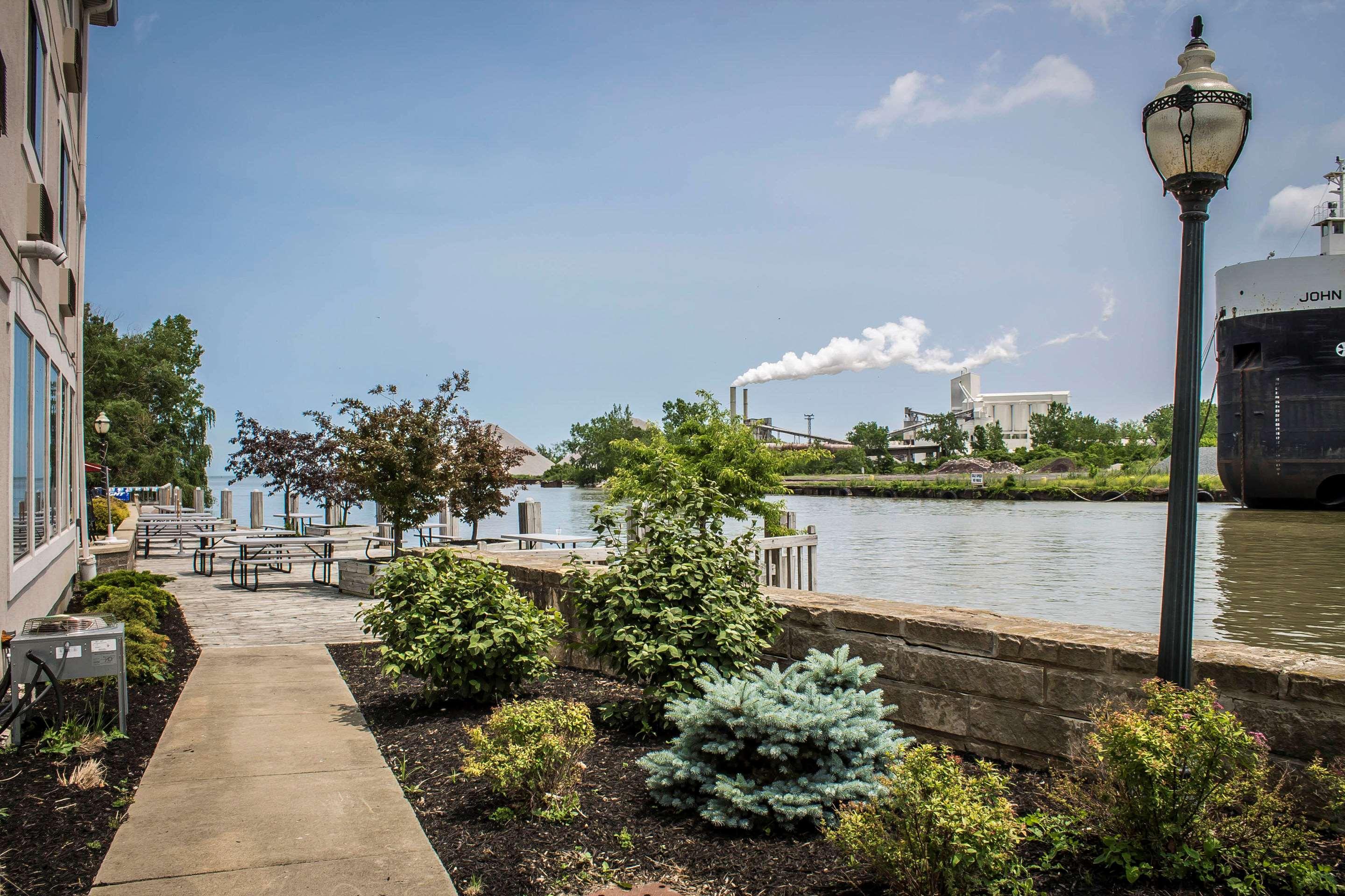 Comfort Inn River'S Edge Huron Bagian luar foto