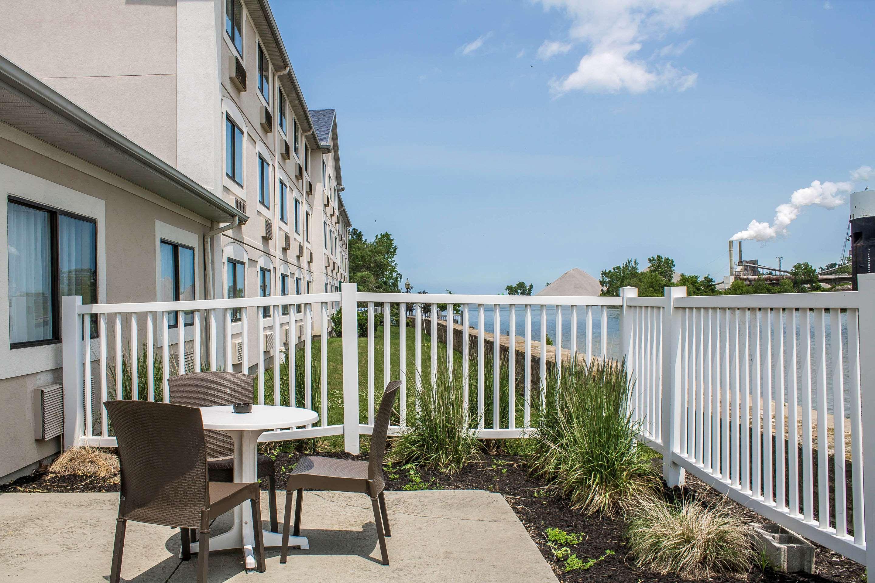 Comfort Inn River'S Edge Huron Bagian luar foto
