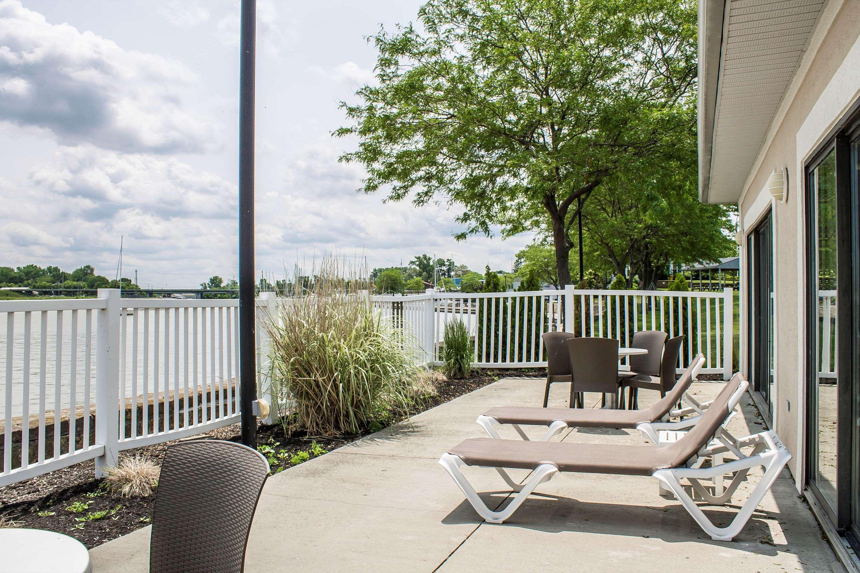 Comfort Inn River'S Edge Huron Bagian luar foto