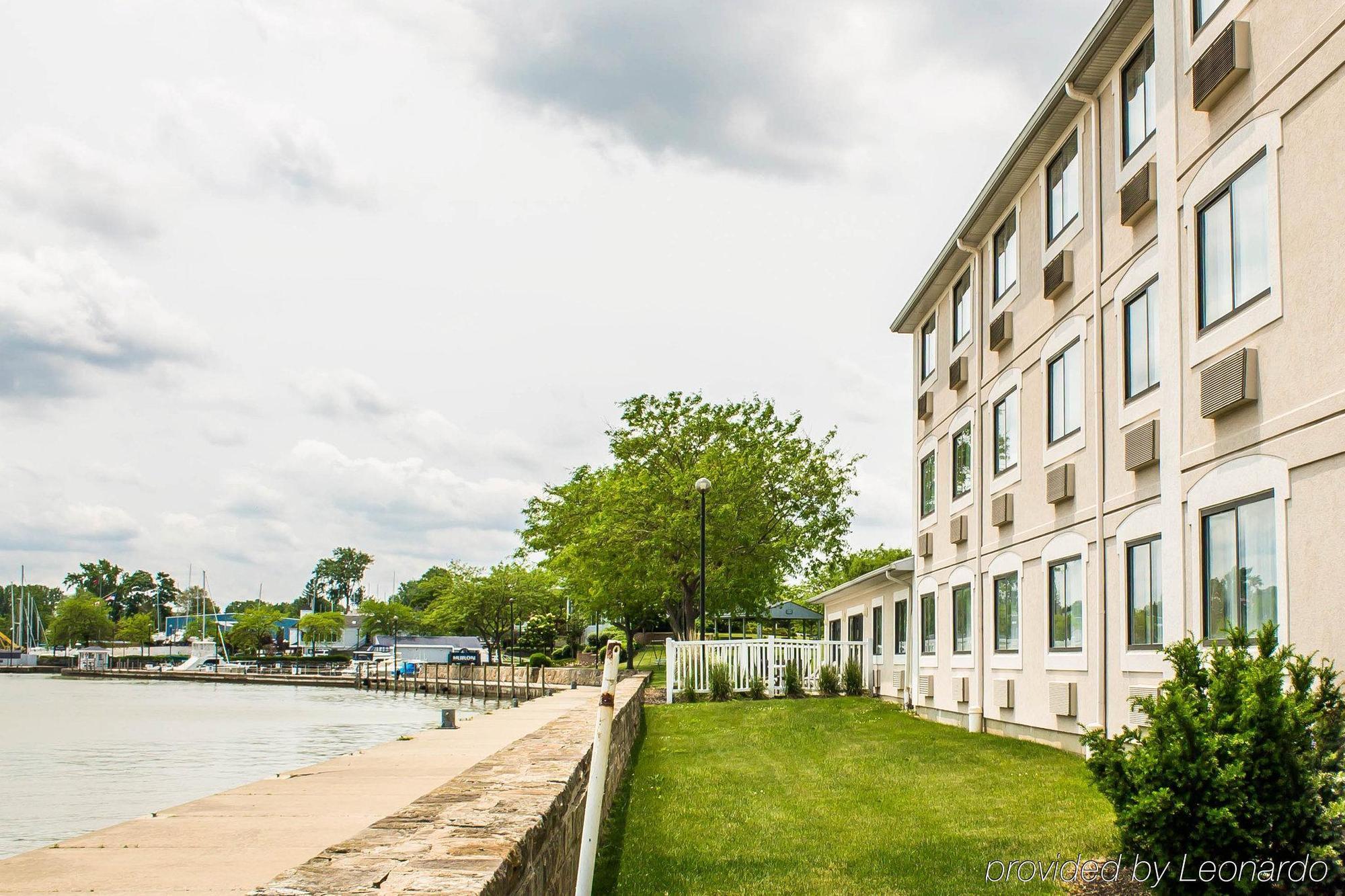Comfort Inn River'S Edge Huron Bagian luar foto